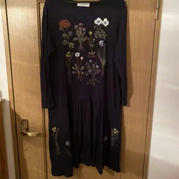 꽃무늬 자수 슈퍼 하카 블랙 원피스 used