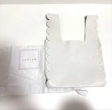 LUDLOW 화이트 토트백 스캘럽