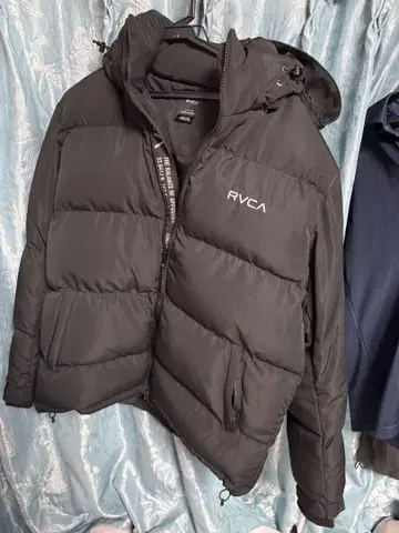 RVCA 다운 자켓 블랙 후드 부착
