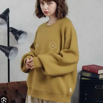 MUHET 머스타드 컬러 라운드넥 스웨터