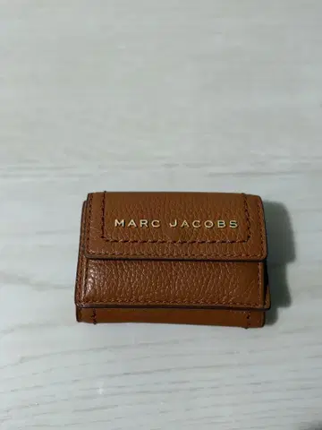 가격 인하 MARC JACOBS 브라운 3단 폴더형 지갑