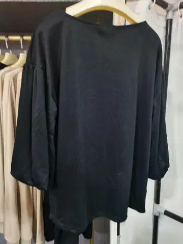 블랙 벌룬 슬리브 T셔츠
