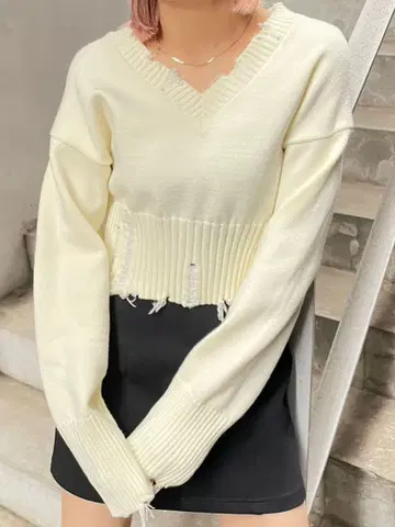 EMODA 헤 크러쉬 V넥 니트 아이보리