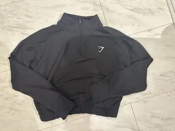 Gymshark 얇은 소재의 숏 기장 트레이닝복