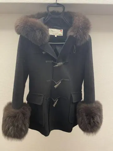 퍼 달린 블랙 더플 코트