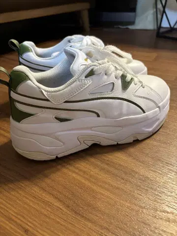 PUMA 화이트/그린 스니커즈
