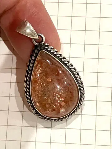 선스톤 펜던트 탑