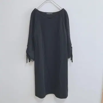 스트로베리 필드 원피스 7부 소매 무릎 기장 블랙 플레어 슬리브 레이스