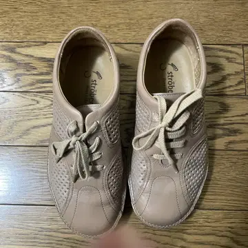 스트뢰버 베이지 메쉬 로퍼
