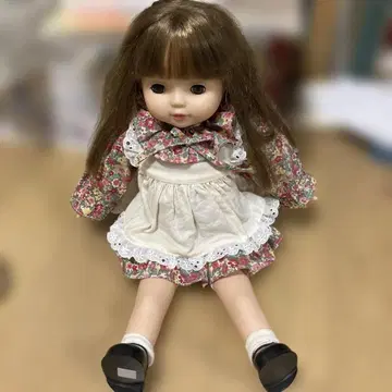 프릴이 달린 꽃무늬 드레스 인형