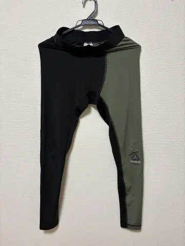 Reebok 컬러 절개 레깅스 블랙/카키