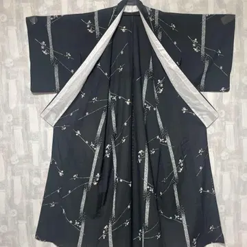 여름용 기모노 블랙에 꽃무늬 기모노 새상품급
