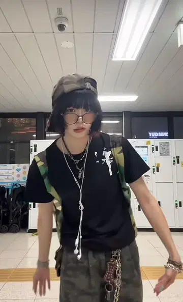 참깨 드레싱 착용 블랙 티셔츠
