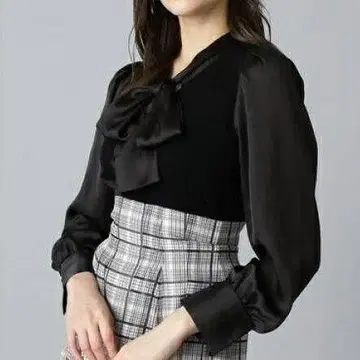 [ 새상품급 ] 로고 참 포함 보타이 니트 블라우스 JILLSTUART