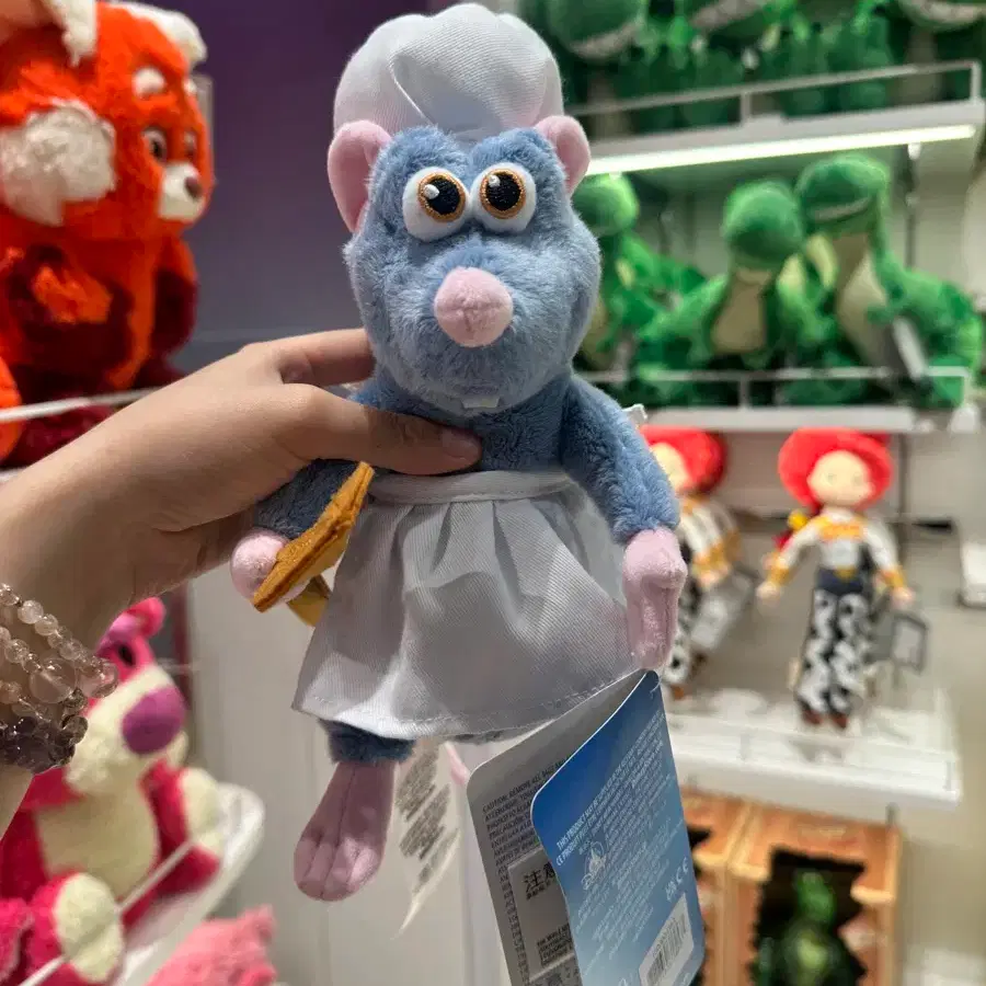 혹시 더피 더 디즈니 베어 봉제 인형 가져본 사람 있어? 아니면 더피 앤 프렌즈 봉제 인형? 없다면, 왜 그렇게 좋아해? :  r/plushies, image size:900x900