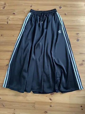 adidas 블랙 플레어 스커트