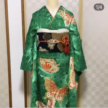 선명한 그린 컬러의 후리소데 대담한 나비