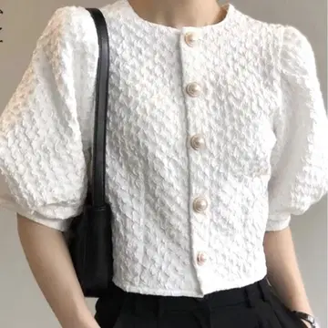 화이트 퍼프 슬리브 크롭 상의