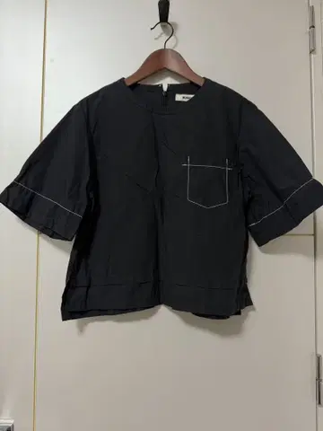 라무셰 RUMCHE 스티치 티어드 블라우스 블랙