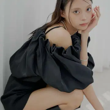 chico 개더 벌룬 오프숄더 블라우스