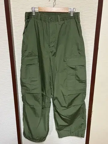새상품급 카키 카고 팬츠 밑단 드로 코드 포함