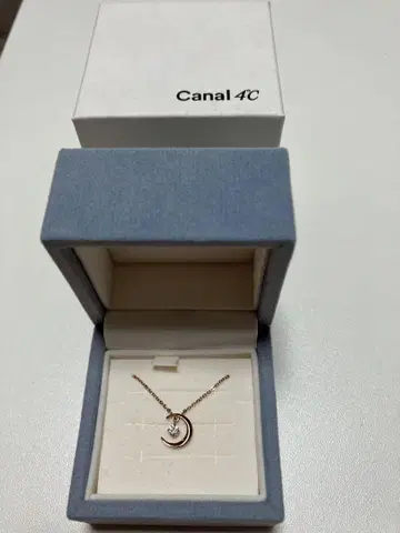 Canal 4C 달 모양 펜던트 목걸이