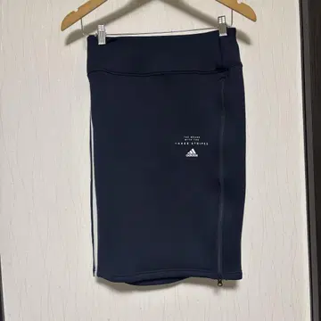 adidas 네이비 스트라이프 스커트