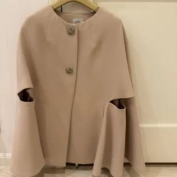 leur logette 베이지 케이프 코트 스완 브로치 포함