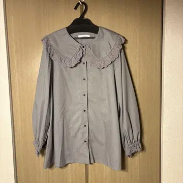 unminou 프릴 칼라 파이핑 블라우스 그레이