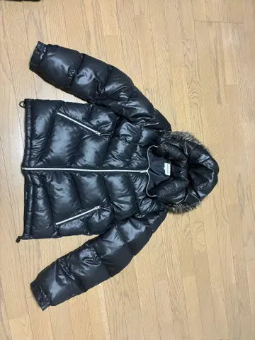 퍼 달린 블랙 다운 자켓
