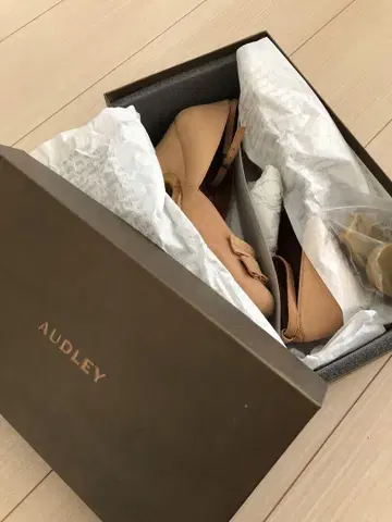 AUDLEY 오드리의 브라운 런던 스트랩 펌프스