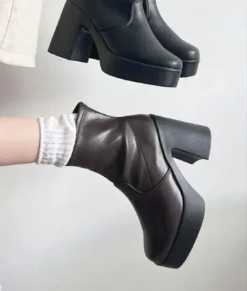 Closet 안의 Shoes 경량 통굽 숏부츠