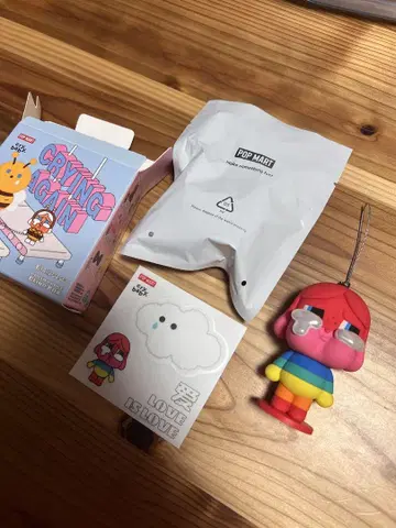 POP MART CRYING AGAIN 핀 배지 피규어