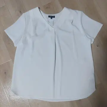 화이트 V넥 반팔 셔츠