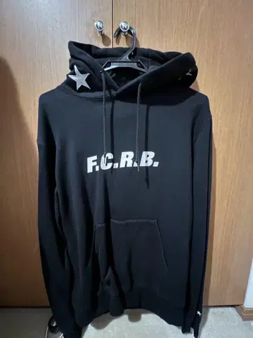 F.C.R.B. 블랙 후드티