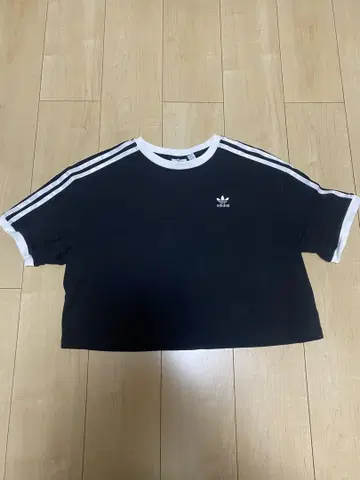 adidas [ 아디컬러 쓰리 스트라이프 루즈 크롭 반팔 티셔츠 ]