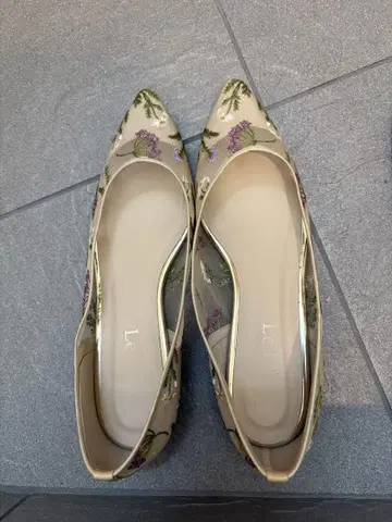 르 탈론 자수 베이지 플랫슈즈 Le Talon