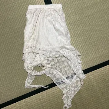 화이트 레이스 비대칭 스커트