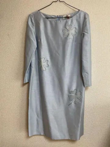 스카이블루 꽃 자수 긴팔 무릎 기장 원피스