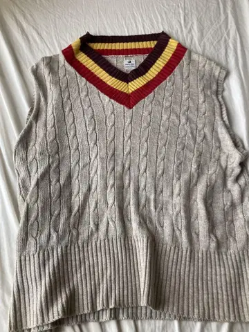 Sasquatch Fabric. 케이블 니트 V넥 베스트