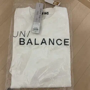 UN/BALANCE 화이트 T셔츠