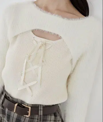 MAJESTIC LEGON 데콜테 오픈 레이스업 니트