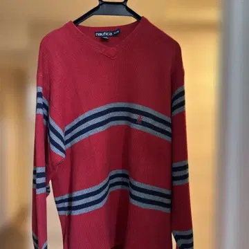 Nautica 빨간색 스트라이프 V넥 니트