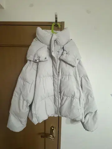 GU 라이트 그레이 후드 부착 다운 자켓