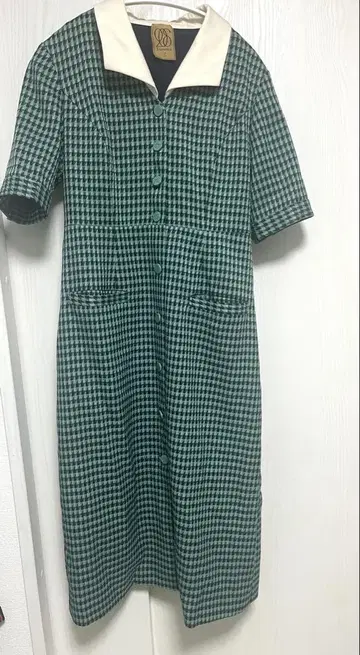 Thewties 메뉴표로 얼굴을 가리고 있는 S 사이즈