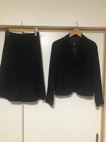 블랙 수트 플레어 스커트 싱글 버튼 자켓