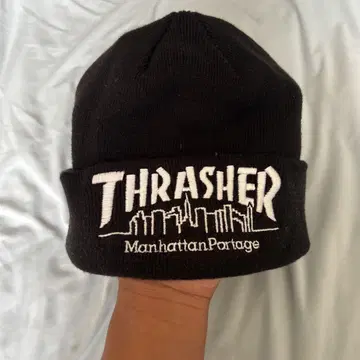 THRASHER의 블랙 니트 모자