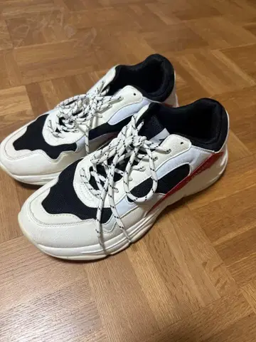 화이트/블랙/레드 스니커즈