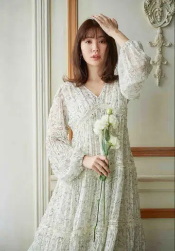 Monotone Floral Pleated Dress