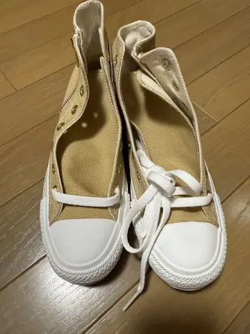베이지 캔버스 하이컷 스니커즈